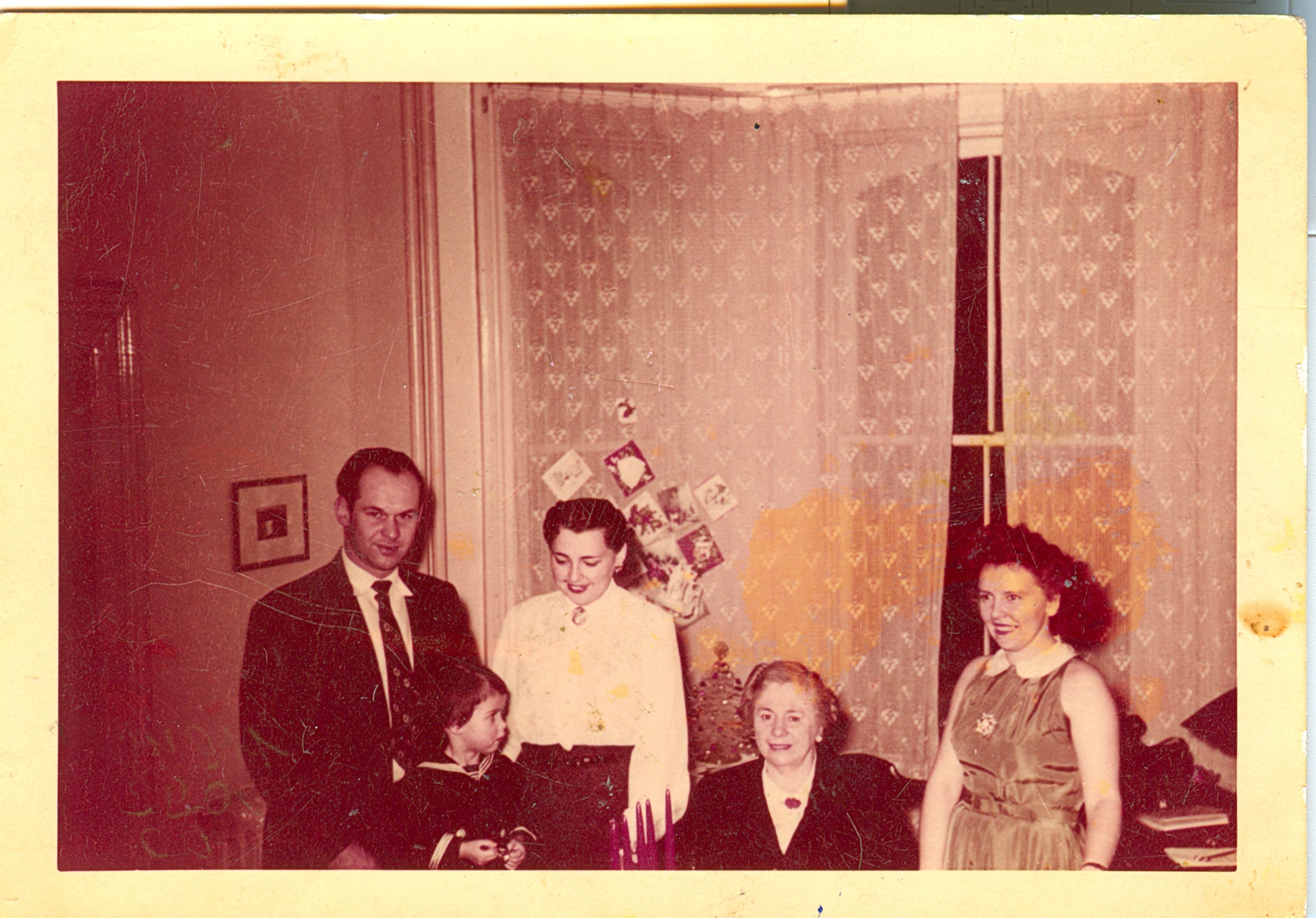 2093 ор. Ганна Франко-Ключко з родиною Вінніпег, 1954