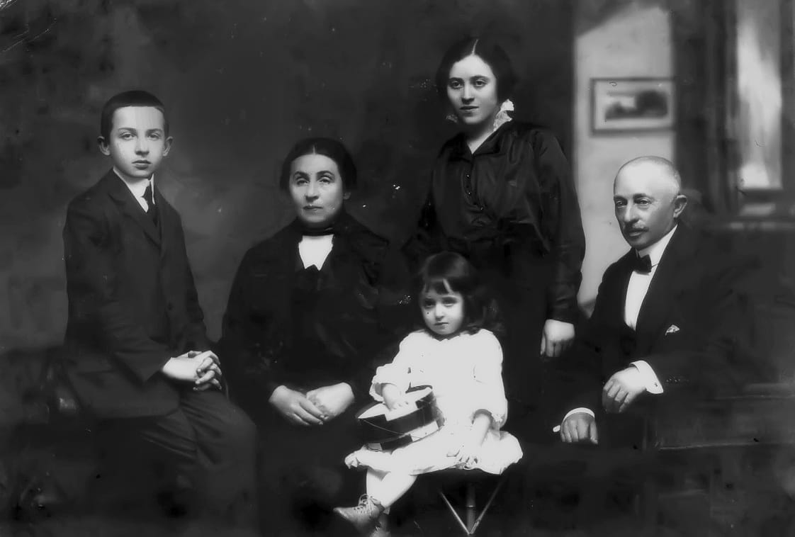 6._Михайло_Луц_кий_з_родиною_(1911)_-_ред+