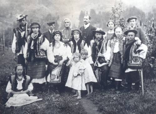 В._Гнатюк_з_рiдними_i_знайомими_у_Криворiвнi,_1910_р._Четвертий_злiва_стоiт__у_кашкетi__Тарас_Франко.
