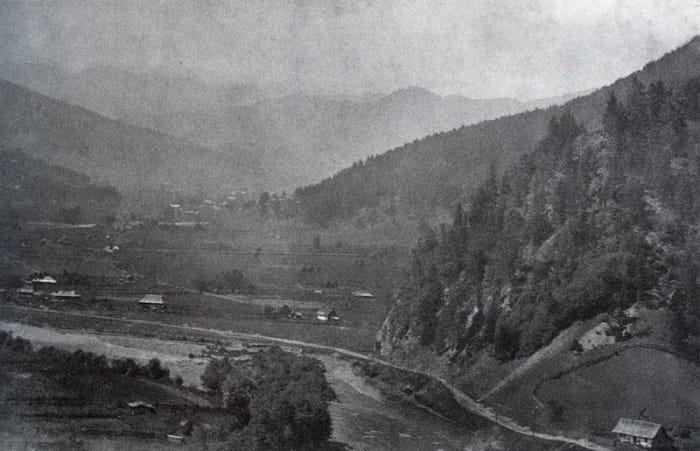 Криворiвня._Околиця_села_й_дорога_на_Жабe._Фотолистiвка_з_архiву_М.Коцюбинс_кого,_1912_р.