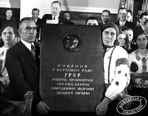 Петро_Франко_виголошуe_постанову