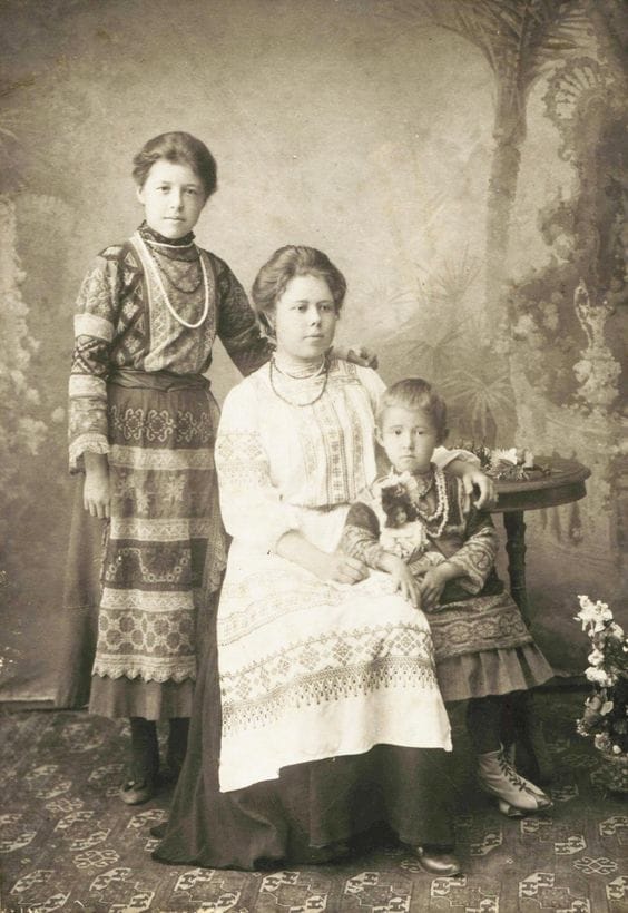022_Муром_Елизавета и Мария Орловы с маленькой Софьей _1906